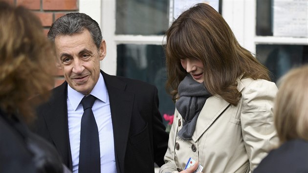 Ve Francii se hlasuje v prvnm kole o kandidtovi na francouzskho prezidenta, kter bude zastupovat ir pravici. Jednm z favorit je bval prezident Nicolas Sarkozy. (20. listopadu 2016)