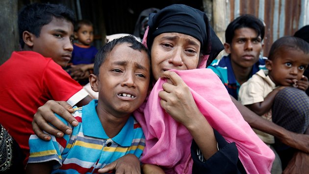 Tisce barmskch muslim utkaj do sousedn Banglade. Ta vak zpsnila hranin kontroly a vrac je zptky (25. listopadu 2016).
