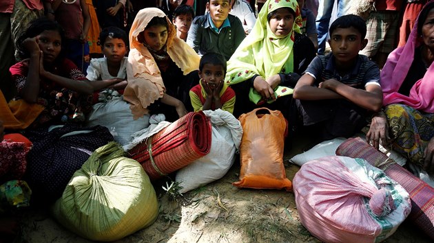 Barmt muslimov, kter utekli do Banglade, pebvaj v uprchlickm tboe ve mst Coxs Bazar (25. listopadu 2016).