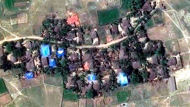Podle nejnovjch satelitnch snmk z Arkanskho sttu bylo v pti rohingskch vesnicch znieno asi 1 250 budov. Snmek ukazuje pvodn stav jedn z vesnic (25. listopadu 2016).
