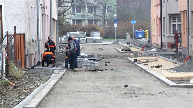 Obyvatele prostjovsk Veleslavnsk ulice trp u adu msc opravy. Msto m pitom jen zhruba sto metr, firma ale u dvakrt nedodrela termn.