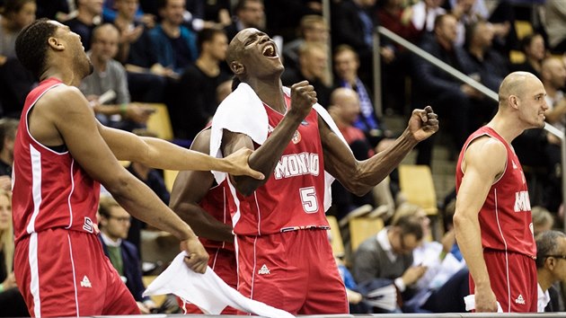 Brandon Davies, Amara Sy a Sergej Gladyr (zleva) z AS Monaco se raduj z poveden akce spoluhr.