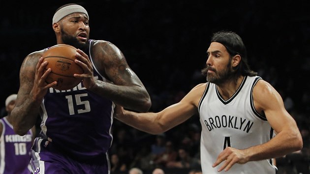 DeMarcus Cousins (vlevo) ze Sacramenta to pes Luise Scolu z Brooklynu.