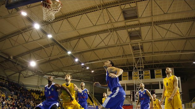 Souboj o m na doskoku mezi basketbalisty Opavy a Ostravy