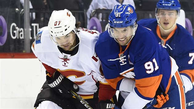 Michael Frolk (vlevo) z Calgary v souboji s Johnem Tavaresem z NY Islanders.