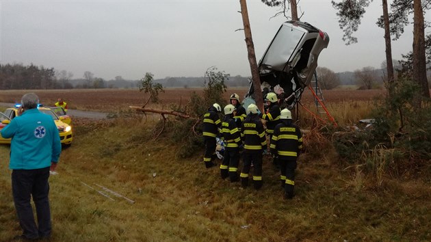 Pi nehod u Bezhradu zstalo vozidlo open o strom ve vertikln poloze.
