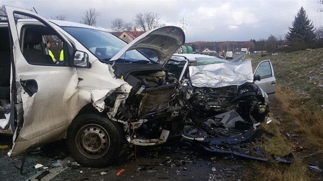 Pi nehod u obce Lupenice na Rychnovsku se zranilo sedm lid (28.11.2016).