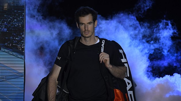ENTRE. Andy Murray vstupuje do londnsk O2 areny ped finle na Turnaji mistr.