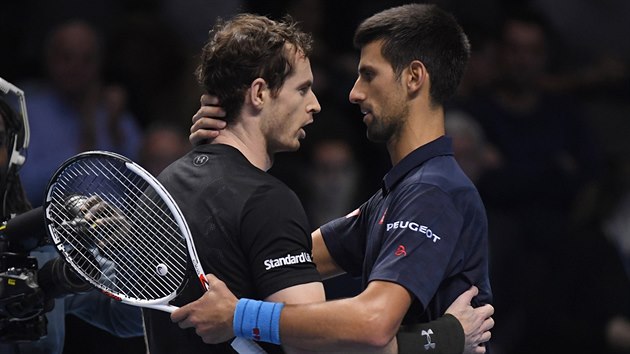 HOCHU, GRATULUJU. Novak Djokovi (vpravo) blahopeje Andy Murraymu k triumfu na Turnaji mistr.