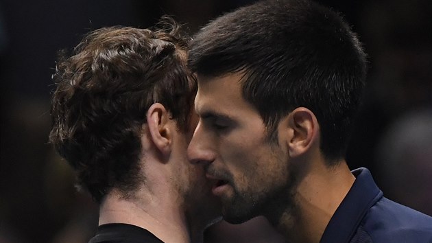 CO JE EPTEM, TO JE ERTEM. Novak Djokovi (vpravo) blahopeje Andy Murraymu k triumfu na Turnaji mistr.