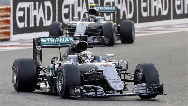 Lewis Hamilton (vpedu) a Nico Rosberg na Velk cen Ab Zab.