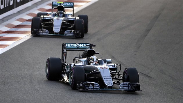 Lewis Hamilton (vpedu) a za nm Nico Rosberg bhem Velk ceny Ab Zab.