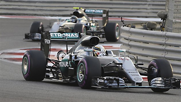 Lewis Hamilton (vpedu) a Nico Rosberg bhem Velk ceny Ab Zab.