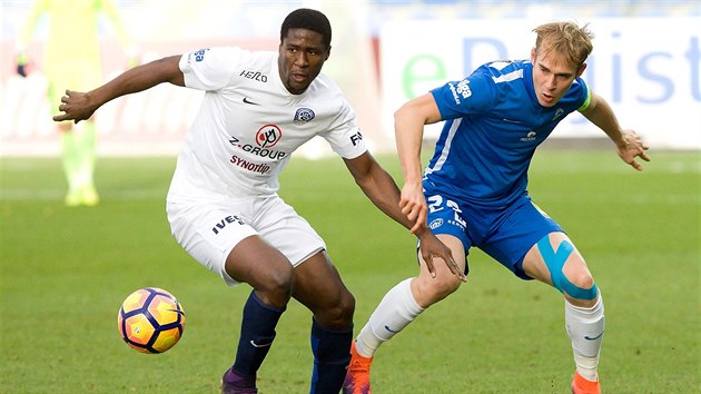 Francis Koné ze Slovácka (vlevo) a Lukáš Pokorný z Liberce v ligovém utkání