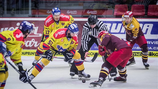 BULY. Momentka z duelu esk Budjovice (lut) vs. Jihlava