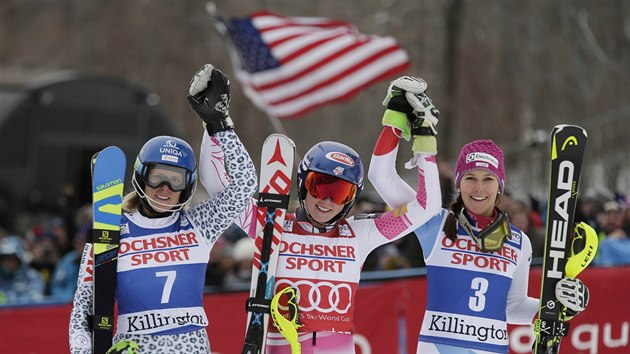 Mikaela Shiffrinov (uprosted) slav triumf ve slalomu v Killingtonu, vlevo je druh Veronika Velez Zuzulov, vpravo pak tet 	Wendy Holdenerov