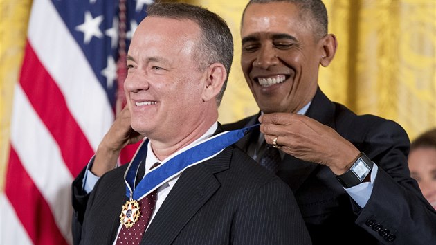 Herec Tom Hanks pebírá Medaili svobody od konícího amerického prezidenta...
