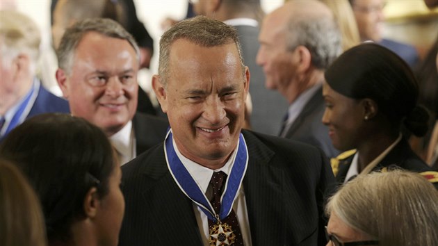 Herec Tom Hanks pebr Medaili svobody od koncho americkho prezidenta Baracka Obamy (22. listopadu 2016).