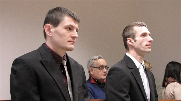 Jaroslav Schindler (vlevo) a Tomá epura u soudu.