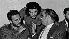 Revolucioná a dlouholetý prezident Kuby Fidel Castro (vlevo) spolu s Che...