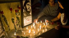 Kuba truchlí za Fidela Castra. Lidé v Havan dávají svíky k jeho portrétu....