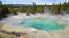Termální pramen v oblasti Norrisova gejzíru v Yellowstonském národním parku... Termální pramen v oblasti Norrisova gejzíru v Yellowstonském národním parku...