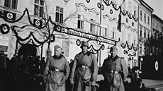 Snímek příslušníků wehrmachtu před vyzdobenou radnicí v Jihlavě, která byla... Snímek příslušníků wehrmachtu před vyzdobenou radnicí v Jihlavě, která byla...