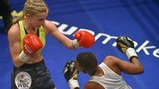 Utkání o juniorský titul mistryně světa WBC v mini-muší váze (do 47,6 kg)... Utkání o juniorský titul mistryně světa WBC v mini-muší váze (do 47,6 kg)...