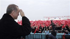Turecký prezident Recep Tayyip Erdogan pi setkání se svými píznivci v...