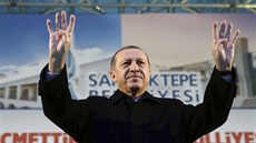 Turecký prezident Recep Tayyip Erdogan pi setkání se svými píznivci v...