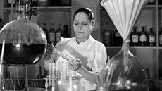 Helena Rubinsteinová ve své laboratoři (1939) Helena Rubinsteinová ve své laboratoři (1939)