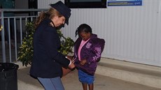 Italská policistka Maria Volpeová a čtyřletá dívka Oumoh, která se po měsících... Italská policistka Maria Volpeová a čtyřletá dívka Oumoh, která se po měsících...