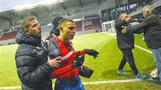 RADŠI RYCHLE PRYČ. Pořadatelé odvádí ze hřiště Jordana Larssona, syna trenéra... RADŠI RYCHLE PRYČ. Pořadatelé odvádí ze hřiště Jordana Larssona, syna trenéra...