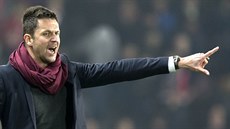 TAMHLE MUSÍŠ! Trenér David Holoubek diriguje fotbalisty Sparty v zápase se... TAMHLE MUSÍŠ! Trenér David Holoubek diriguje fotbalisty Sparty v zápase se...