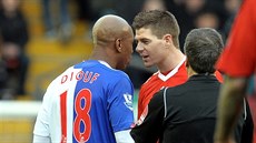 NEPÁTELÉ. El-Hadji Diouf se Stevenem Gerrardem v Liverpoolu píli nevycházel,...