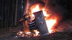Traktor sjel nedaleko Podolí u Vsetína ze svahu, převrátil se a po nárazu do... Traktor sjel nedaleko Podolí u Vsetína ze svahu, převrátil se a po nárazu do...