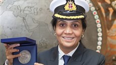 Kapitánka Radhika Menonová převzala v pondělí v Londýně jako první žena cenu za... Kapitánka Radhika Menonová převzala v pondělí v Londýně jako první žena cenu za...
