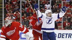 Tyler Johnson slaví gól Nikity Kučerova v utkání proti Detroitu. Tyler Johnson slaví gól Nikity Kučerova v utkání proti Detroitu.