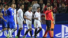 PENALTA PRO JUVENTUS. Rozhodčí Mark Clattenburg ukázal na značku pokutového... PENALTA PRO JUVENTUS. Rozhodčí Mark Clattenburg ukázal na značku pokutového...