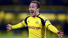 Felix Passlack z Dortmundu oslavuje branku proti Legii Varava.