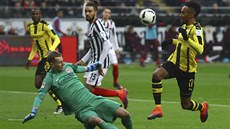 Útoník Dortmundu Pierre-Emerick Aubameyang v anci proti brankái Lukái...