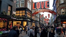 Vánoční revoluce v ulici Carnaby. To se to nakupuje s láskou, když vám dají... Vánoční revoluce v ulici Carnaby. To se to nakupuje s láskou, když vám dají...