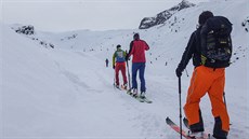 Horský vdce Gabo Adamec vede naí skupinku po znaené ski touringové trase