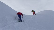 Horský vdce Gabo Adamec vede naí skupinku po znaené ski touringové trase