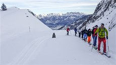 Horský vdce Gabo Adamec vede naí skupinku po znaené ski touringové trase