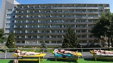 Lidé se sluní v městečku Jantarnyj v ruské Kaliningradské oblasti. Lidé se sluní v městečku Jantarnyj v ruské Kaliningradské oblasti.