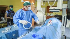 Cévní specialista Václav Procházka při zákroku. Cévní specialista Václav Procházka při zákroku.