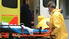 Záchranáři převážejí pětiměsíčního chlapce nakaženou plicní tuberkulozou. Záchranáři převážejí pětiměsíčního chlapce nakaženou plicní tuberkulozou.