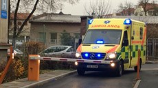 Záchranáři převážejí pětiměsíčního chlapce nakaženou plicní tuberkulozou. Záchranáři převážejí pětiměsíčního chlapce nakaženou plicní tuberkulozou.