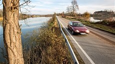 Stezka povede vedle silnice spojující Zliv a Munice. Denně po ní projede osm... Stezka povede vedle silnice spojující Zliv a Munice. Denně po ní projede osm...